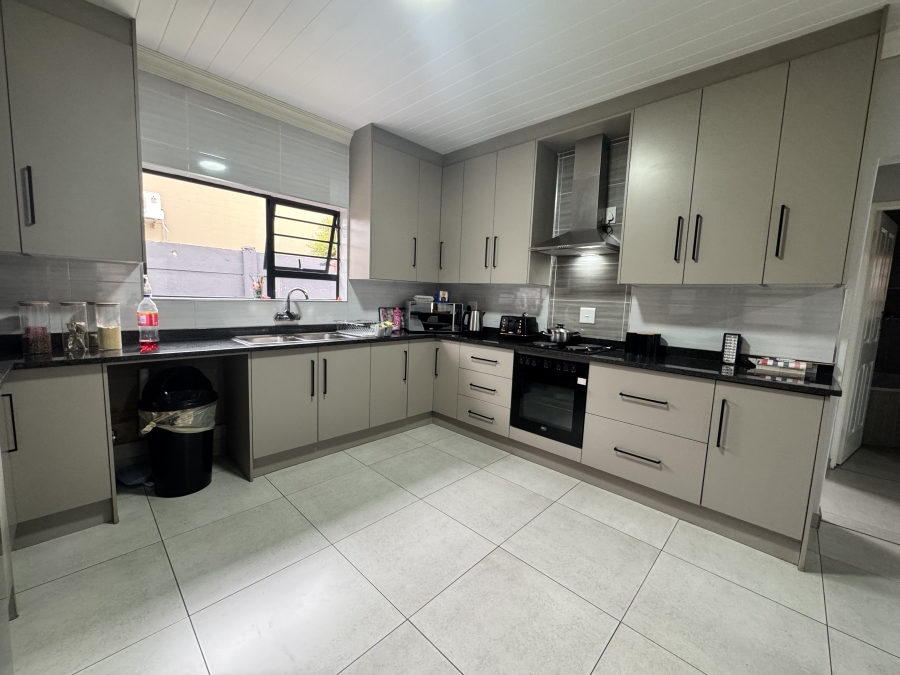 To Let 2 Bedroom Property for Rent in Flamwood North West